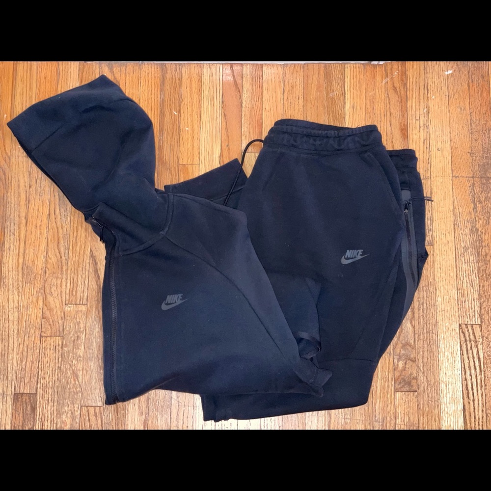 LIGHTLY WORN BLACK NIKE TECH SWEATSUIT
